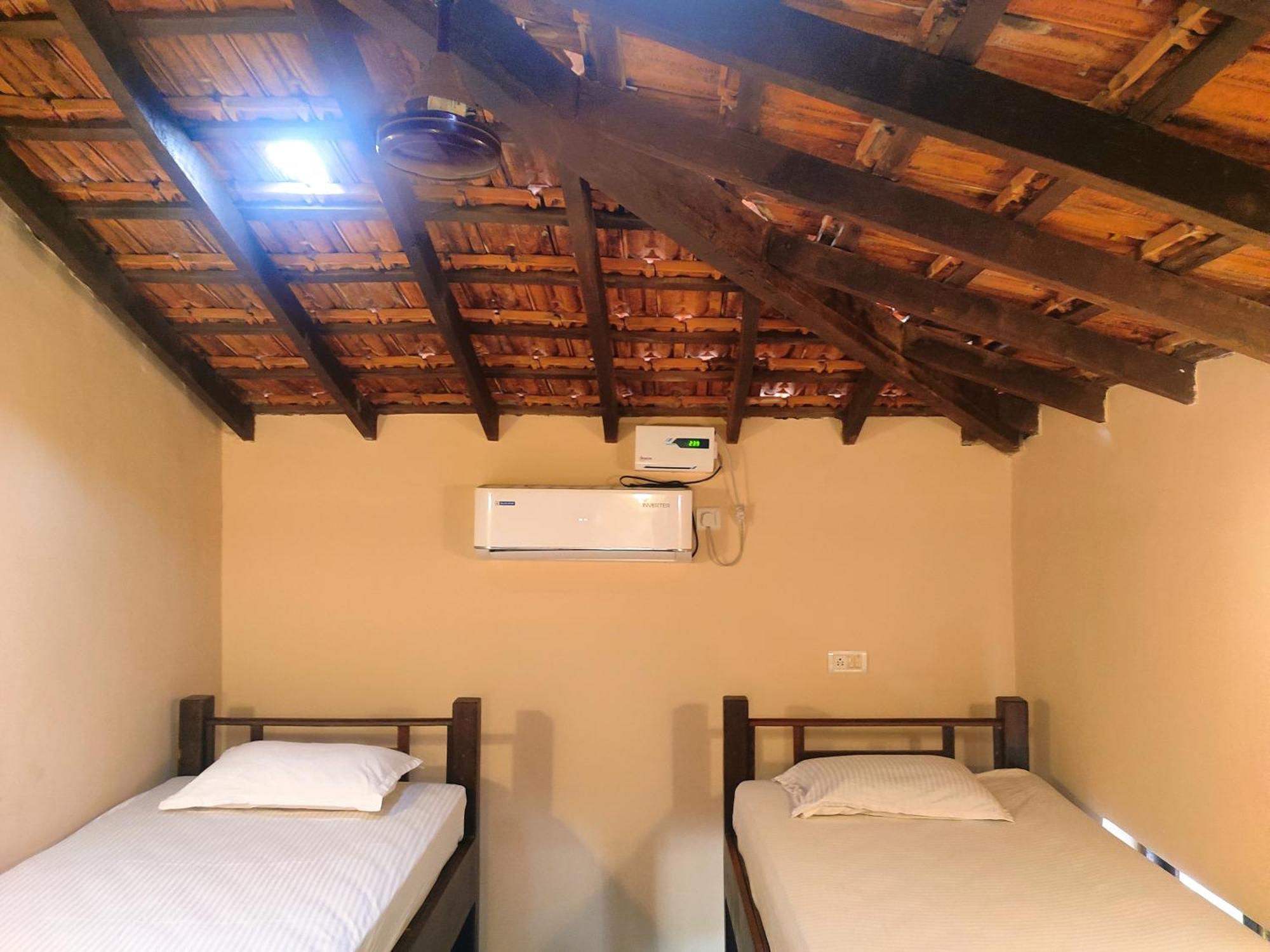The Funky Monkey Hostel 안주나 외부 사진